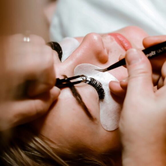 A girl getting lash extensions